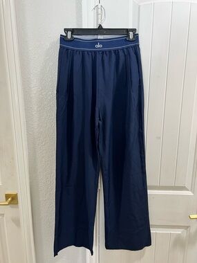 ALO Yoga women’s Navy Wide-Leg Relaxed Joggers